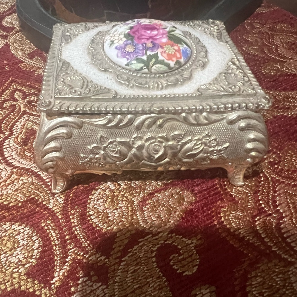Elegant Barroco vintage  Silver Jewelry Box with ceramic Floral Design